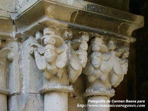 ARPAS EN CAPITELES DEL CLAUSTRO